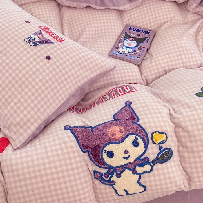 91家纺网 家纺一手货源 找家纺 金爱家 2024新款正版三丽鸥授权毛巾绣刺绣工艺加厚牛奶绒系列四件套 绒毛巾绣-小紫格库洛米