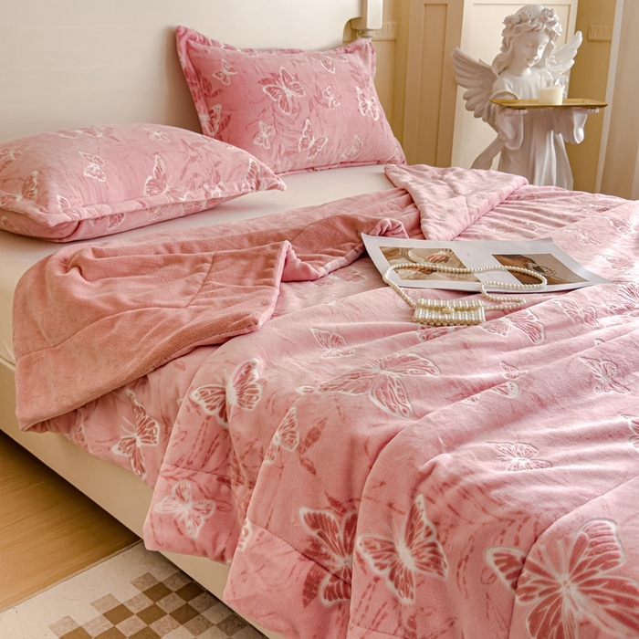 91家纺网 家纺一手货源 找家纺 金丝鸟家纺 2024新款加厚240g立体雕花牛奶绒夹棉绗缝毛毯 蝴蝶飞 粉ab毯