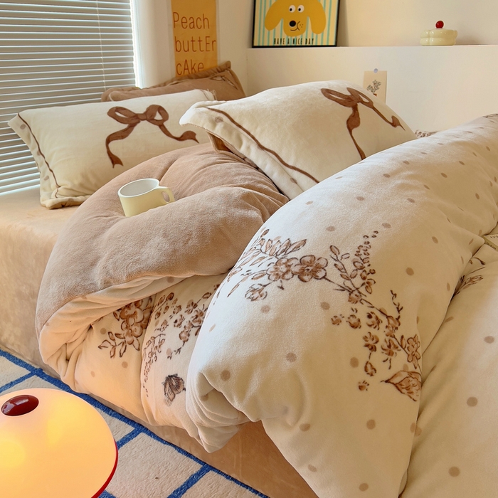 91家纺网 家纺一手货源 找家纺 金爱家 2024新款ins大版牛奶绒数码印花四件套 绒大版-蝴蝶飞飞咖