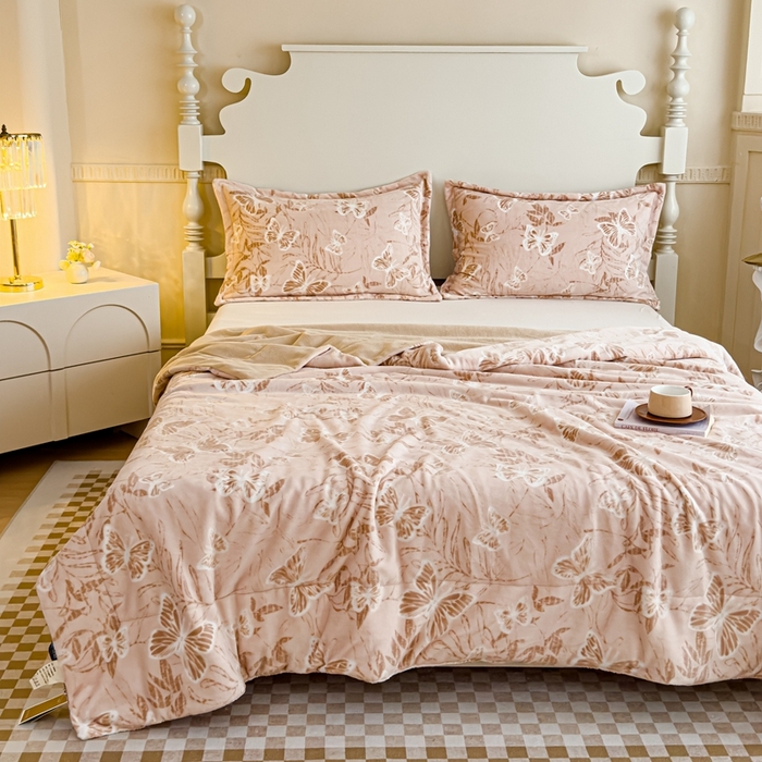 91家纺网 家纺一手货源 找家纺 金丝鸟家纺 2024新款加厚240g立体雕花牛奶绒夹棉绗缝毛毯 蝴蝶飞 咖ab毯