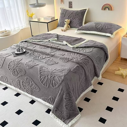 91家纺网 家纺一手货源 找家纺 （总）悦织湾 2025新款面包格塔芙绒舒棉绒蝴蝶毛毯卷边包边款