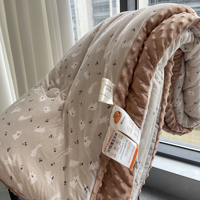 91家纺网 家纺一手货源 找家纺 奈萝家纺 2024新款秋冬印花针织棉豆豆绒春秋被冬被 洛林小兔