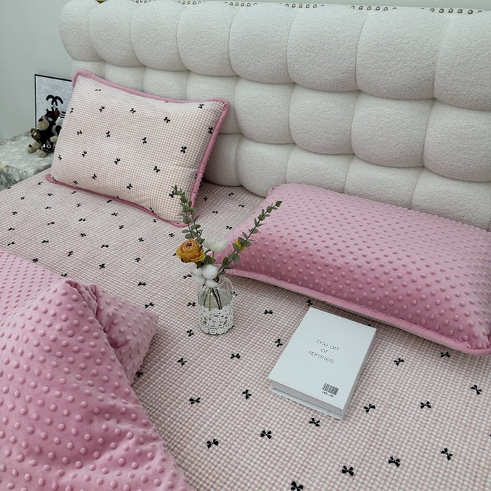 91家纺网 家纺一手货源 找家纺 暖居 2024新款婴儿绒 榻榻米炕盖床盖四件套 格子蝴蝶结粉