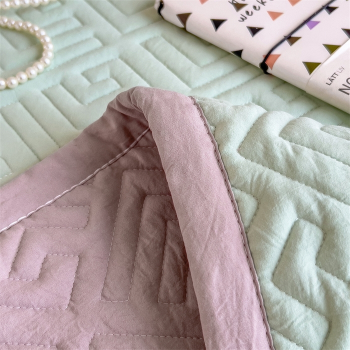 91家纺网 家纺一手货源 找家纺 叠派家纺 2024新款水洗棉回字纹夹棉床盖 果绿-奶昔驼