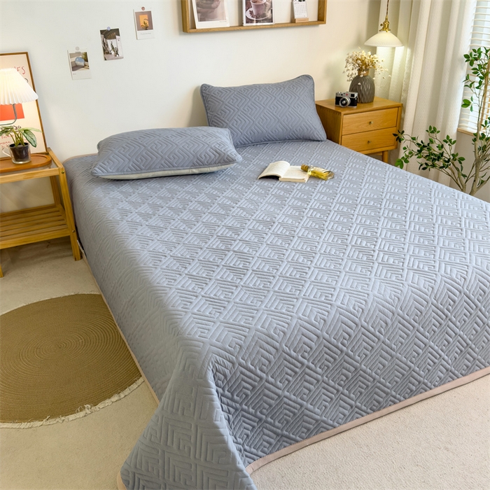 91家纺网 家纺一手货源 找家纺 叠派家纺 2024新款水洗棉回字纹夹棉床盖 月光灰-奶昔驼