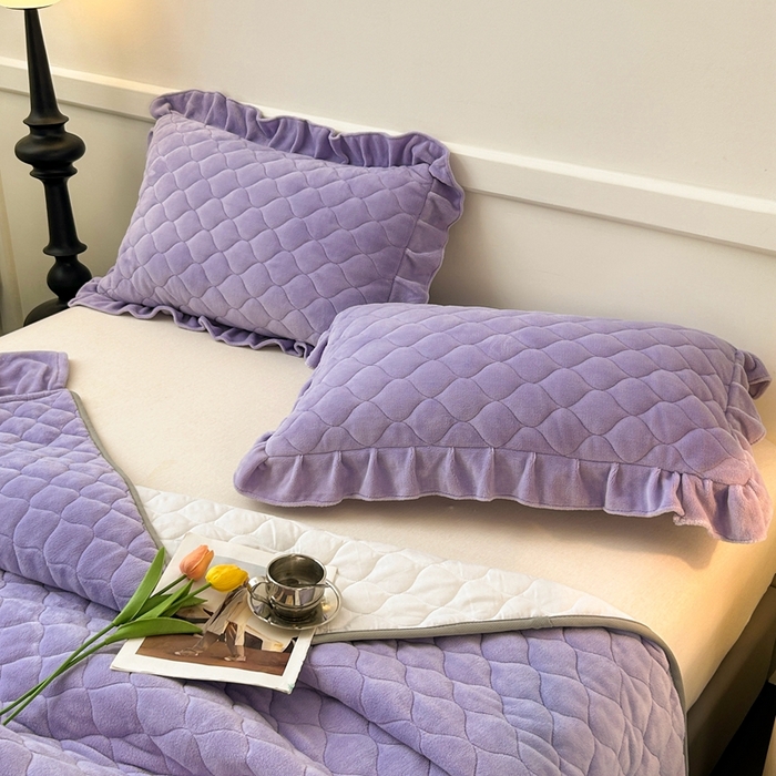 91家纺网 家纺一手货源 找家纺 屹成家纺 2024新款牛奶绒拼接款床盖四件套 拼接款-蔓紫