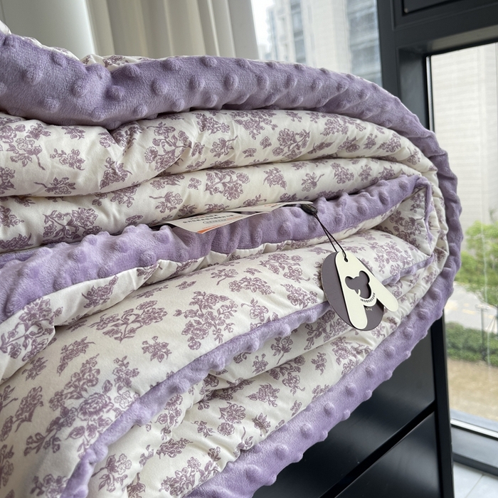 91家纺网 家纺一手货源 找家纺 奈萝家纺 2024新款秋冬印花针织棉豆豆绒春秋被冬被 薄雾花园