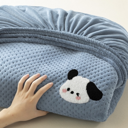91家纺网 家纺一手货源 找家纺 居眠 2024新款华夫格毛巾绣夹棉床笠 夹棉款欢乐狗-雾蓝