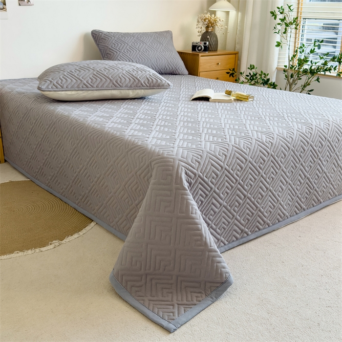 91家纺网 家纺一手货源 找家纺 叠派家纺 2024新款水洗棉回字纹夹棉床盖 燕羽灰-月光灰