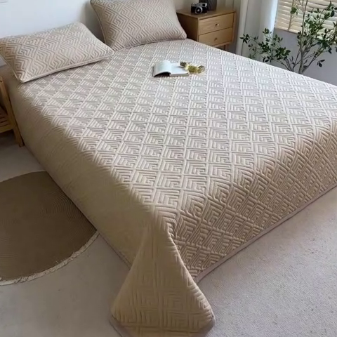 91家纺网 家纺一手货源 找家纺 叠派家纺 2024新款水洗棉回字纹夹棉床盖 素馨咖-奶昔驼