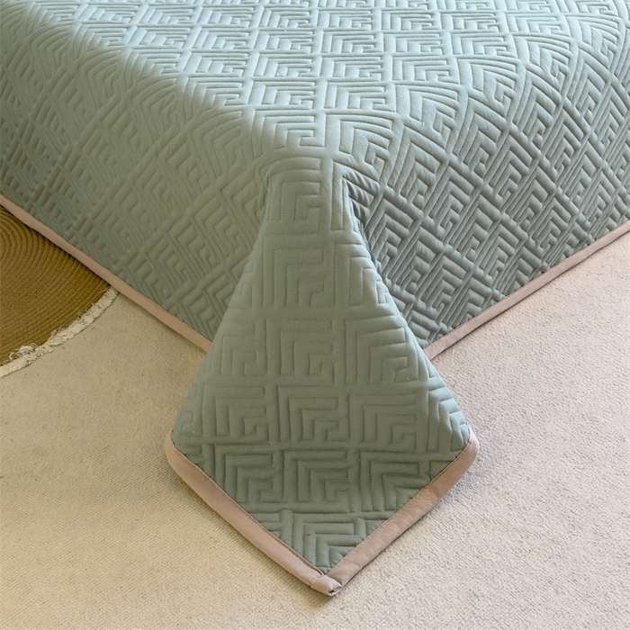 91家纺网 家纺一手货源 找家纺 叠派家纺 2024新款水洗棉回字纹夹棉床盖 梧枝绿-奶昔驼