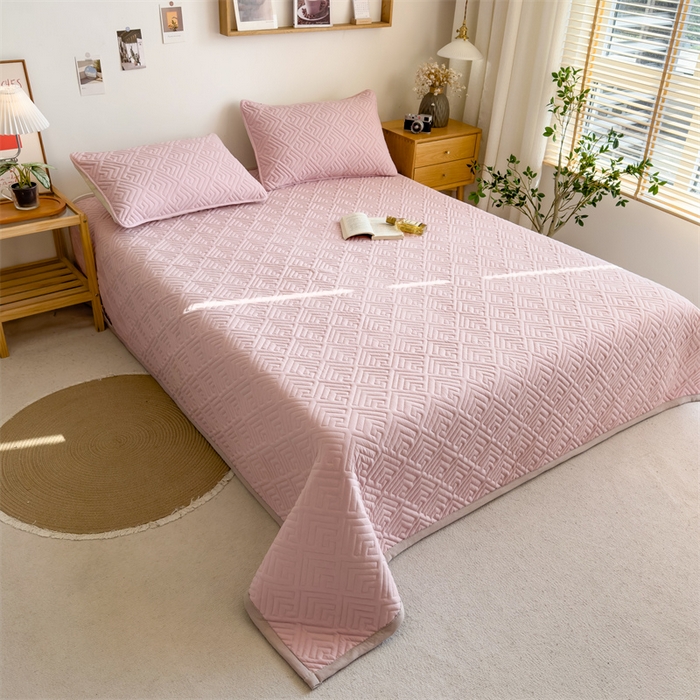 91家纺网 家纺一手货源 找家纺 叠派家纺 2024新款水洗棉回字纹夹棉床盖 山茶粉-奶昔驼