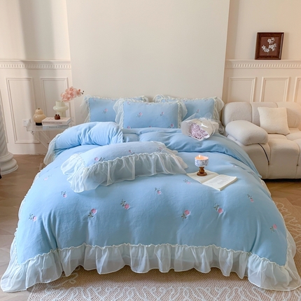 91家纺网 家纺一手货源 找家纺 你好美丽 2025新款200克A类牛奶绒蕾丝花边工艺款四件套 安娜蓝