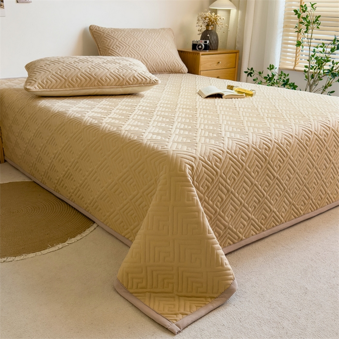 91家纺网 家纺一手货源 找家纺 叠派家纺 2024新款水洗棉回字纹夹棉床盖 素馨咖-奶昔驼