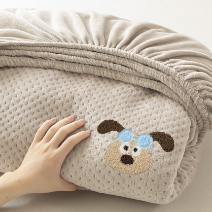 91家纺网 家纺一手货源 找家纺 居眠 2024新款华夫格毛巾绣夹棉床笠 夹棉款泡芙狗-浅驼