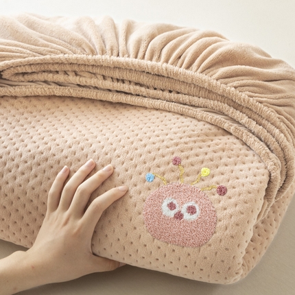 91家纺网 家纺一手货源 找家纺 居眠 2024新款华夫格毛巾绣夹棉床笠 夹棉款萌宠-杏卡