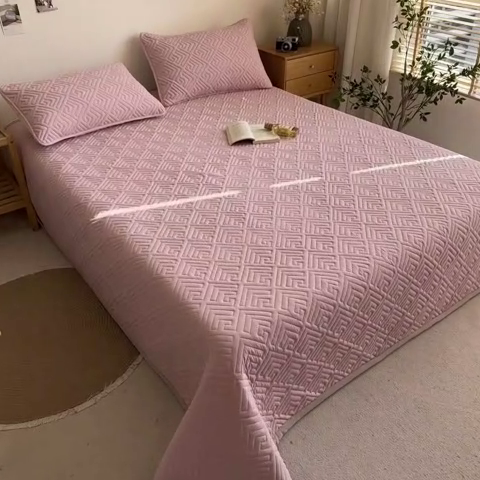 91家纺网 家纺一手货源 找家纺 叠派家纺 2024新款水洗棉回字纹夹棉床盖 山茶粉-奶昔驼