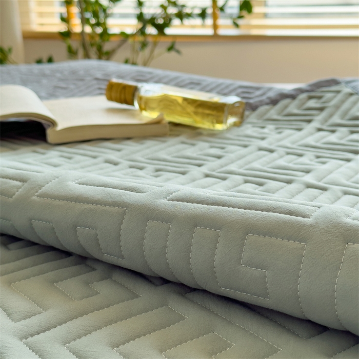 91家纺网 家纺一手货源 找家纺 叠派家纺 2024新款水洗棉回字纹夹棉床盖 梧枝绿-月光灰