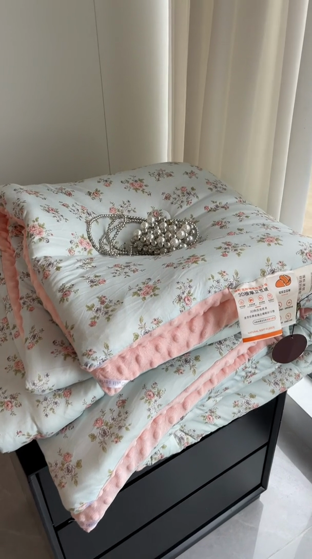 91家纺网 家纺一手货源 找家纺 奈萝家纺 2024新款秋冬印花针织棉豆豆绒春秋被冬被 雅蓝