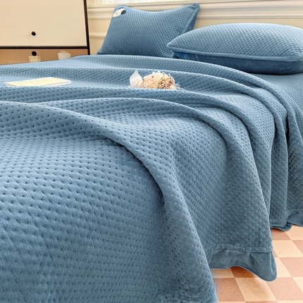 91家纺网 家纺一手货源 找家纺 居眠 2024新款华夫格毛巾绣夹棉床单 欢乐狗-雾蓝