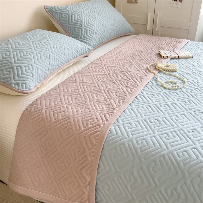 91家纺网 家纺一手货源 找家纺 叠派家纺 2024新款水洗棉回字纹夹棉床盖 豆青-奶昔驼