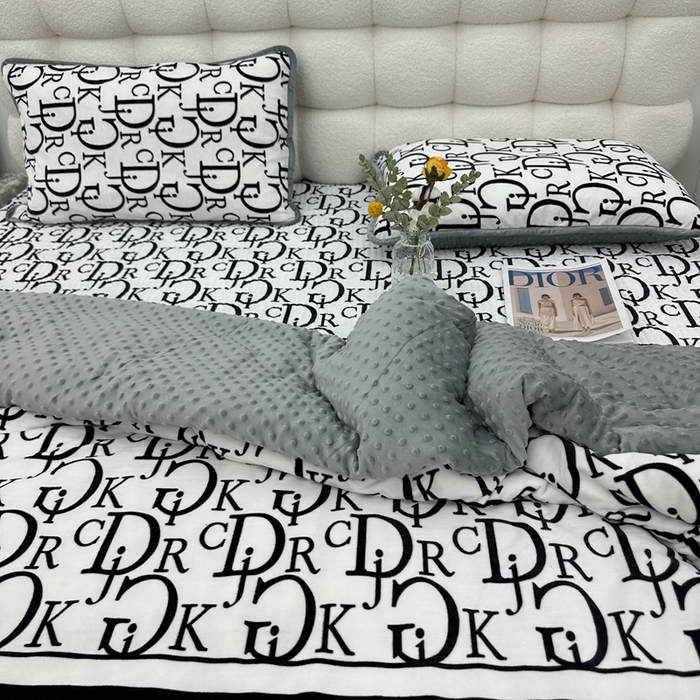 91家纺网 家纺一手货源 找家纺 暖居 2024新款婴儿绒 榻榻米炕盖床盖四件套 D字母