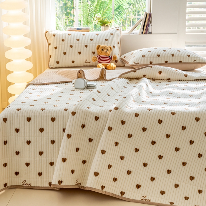 91家纺网 家纺一手货源 找家纺 X猫先生 2024新款牛奶绒床盖床垫小清新印花夹棉水洗棉炕盖双面两用 咖心