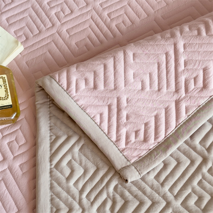 91家纺网 家纺一手货源 找家纺 叠派家纺 2024新款水洗棉回字纹夹棉床盖 山茶粉-奶昔驼