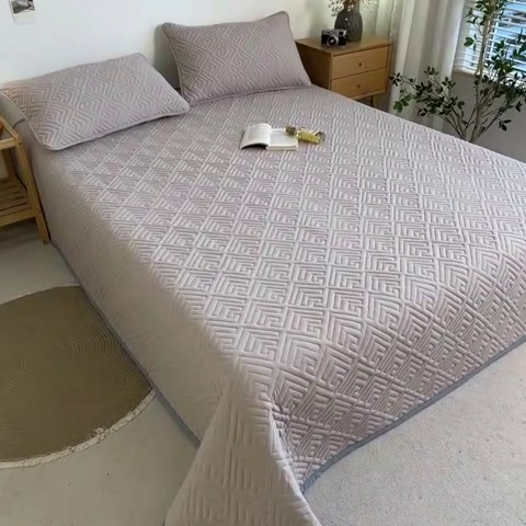91家纺网 家纺一手货源 找家纺 叠派家纺 2024新款水洗棉回字纹夹棉床盖 奶咖-月光灰