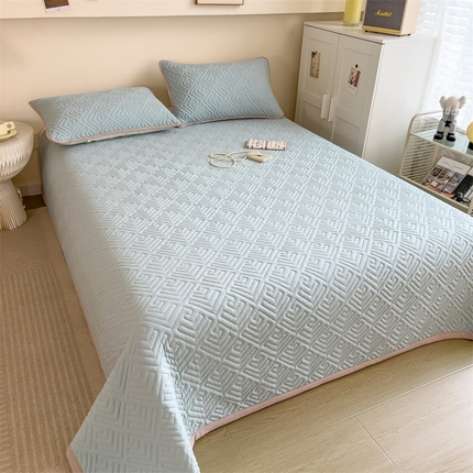 91家纺网 家纺一手货源 找家纺 叠派家纺 2024新款水洗棉回字纹夹棉床盖 豆青-奶昔驼