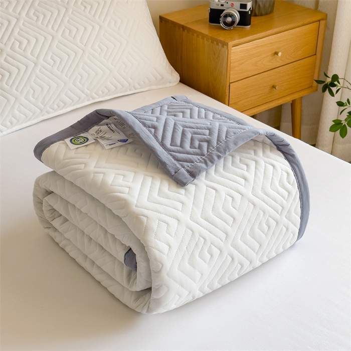 91家纺网 家纺一手货源 找家纺 叠派家纺 2024新款水洗棉回字纹夹棉床盖 莹光白-月光灰