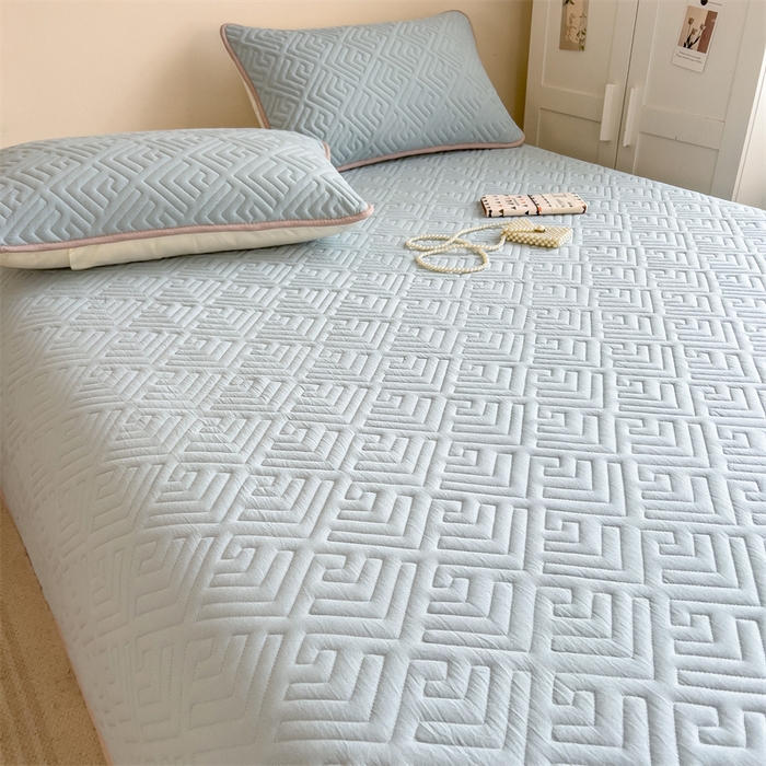 91家纺网 家纺一手货源 找家纺 叠派家纺 2024新款水洗棉回字纹夹棉床盖 豆青-奶昔驼