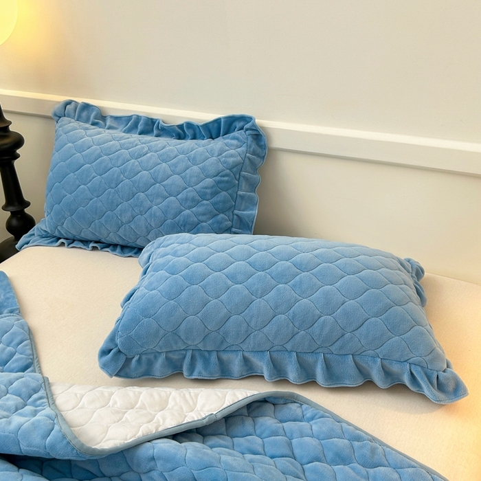 91家纺网 家纺一手货源 找家纺 屹成家纺 2024新款牛奶绒拼接款床盖四件套 拼接款-蓝色