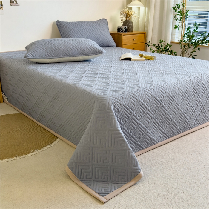 91家纺网 家纺一手货源 找家纺 叠派家纺 2024新款水洗棉回字纹夹棉床盖 月光灰-奶昔驼