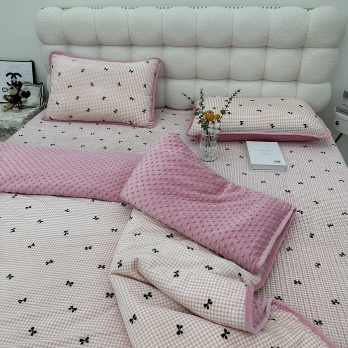 91家纺网 家纺一手货源 找家纺 暖居 2024新款婴儿绒 榻榻米炕盖床盖四件套 格子蝴蝶结粉
