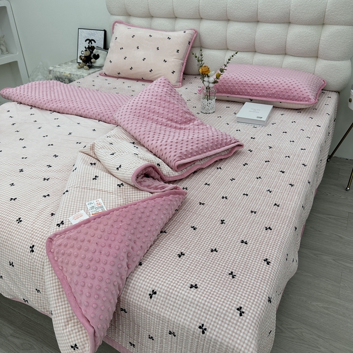 91家纺网 家纺一手货源 找家纺 暖居 2024新款婴儿绒 榻榻米炕盖床盖四件套 格子蝴蝶结粉