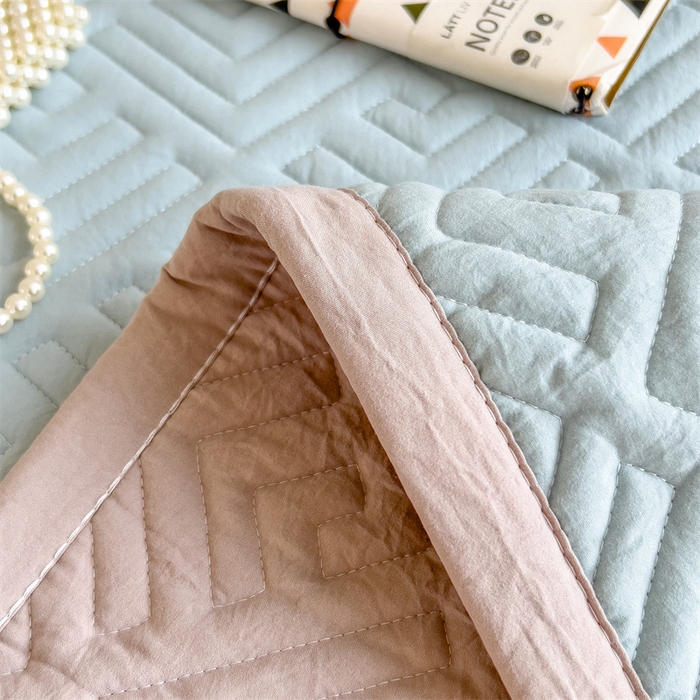 91家纺网 家纺一手货源 找家纺 叠派家纺 2024新款水洗棉回字纹夹棉床盖 豆青-奶昔驼