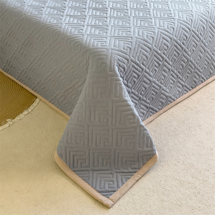 91家纺网 家纺一手货源 找家纺 叠派家纺 2024新款水洗棉回字纹夹棉床盖 月光灰-奶昔驼