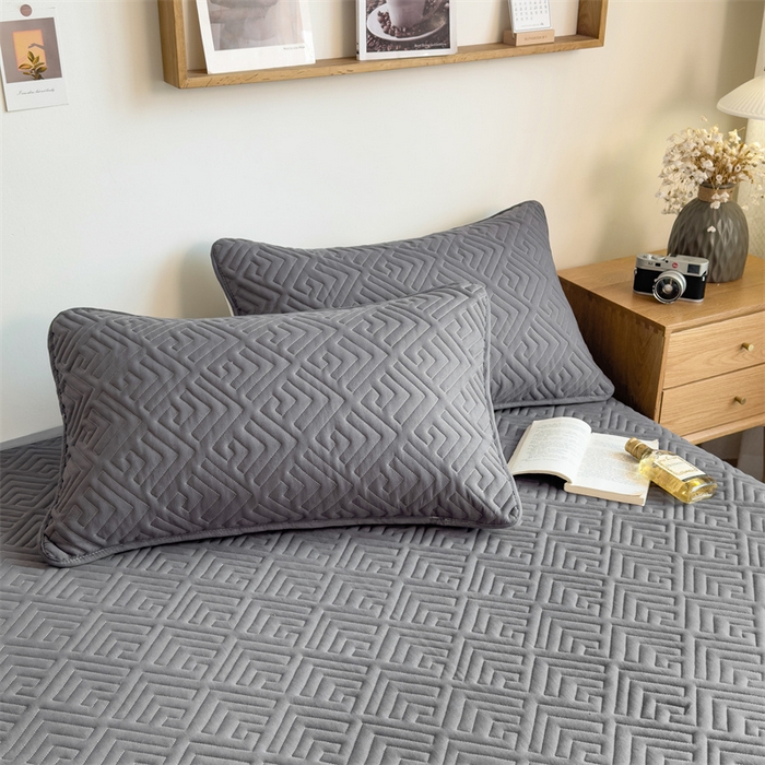 91家纺网 家纺一手货源 找家纺 叠派家纺 2024新款水洗棉回字纹夹棉床盖 星空灰-月光灰