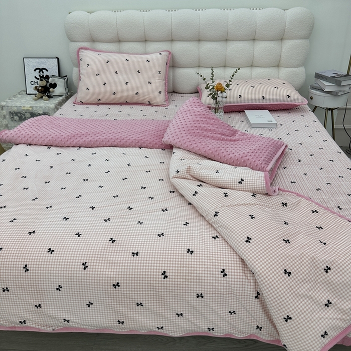 91家纺网 家纺一手货源 找家纺 暖居 2024新款婴儿绒 榻榻米炕盖床盖四件套 格子蝴蝶结粉