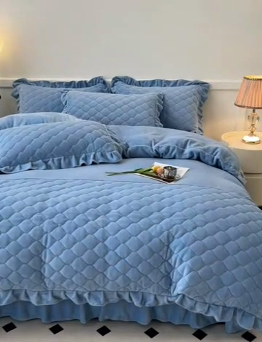 91家纺网 家纺一手货源 找家纺 屹成家纺 2024新款牛奶绒拼接款床盖四件套 拼接款-蓝色