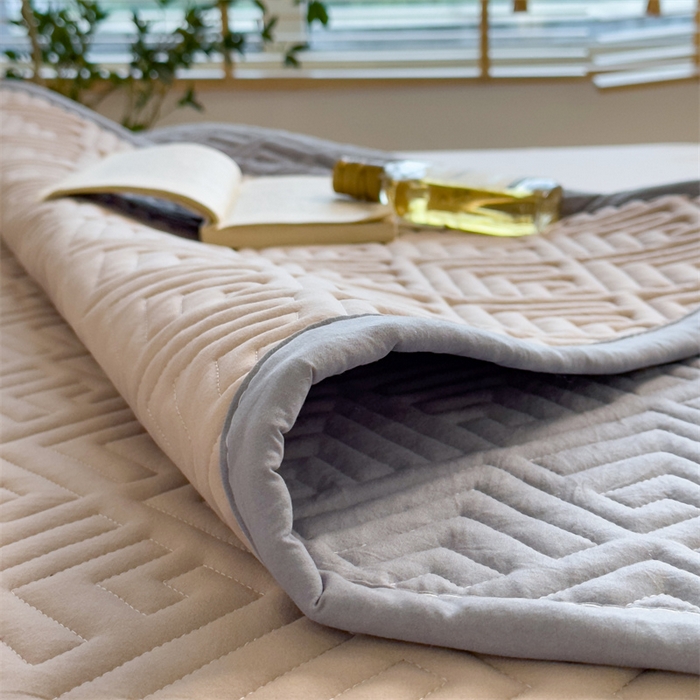 91家纺网 家纺一手货源 找家纺 叠派家纺 2024新款水洗棉回字纹夹棉床盖 奶昔驼-月光灰