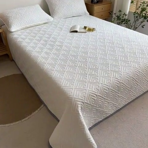 91家纺网 家纺一手货源 找家纺 叠派家纺 2024新款水洗棉回字纹夹棉床盖 莹光白-月光灰