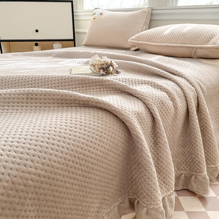 91家纺网 家纺一手货源 找家纺 居眠 2024新款华夫格毛巾绣夹棉床单 泡芙狗-浅驼