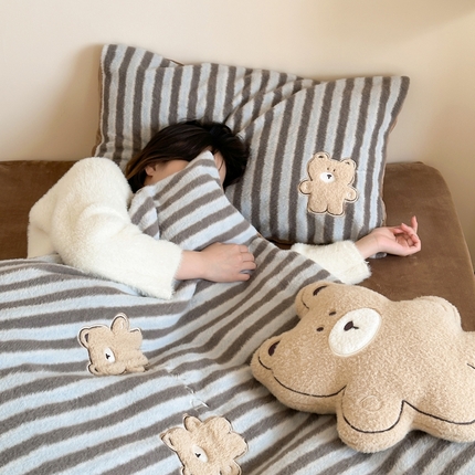 91家纺网 家纺一手货源 找家纺 桔子家纺 2024新款仿羊毛绒系列四件套 多米熊