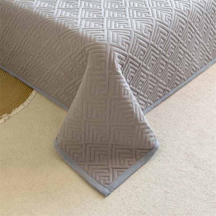 91家纺网 家纺一手货源 找家纺 叠派家纺 2024新款水洗棉回字纹夹棉床盖 燕羽灰-月光灰