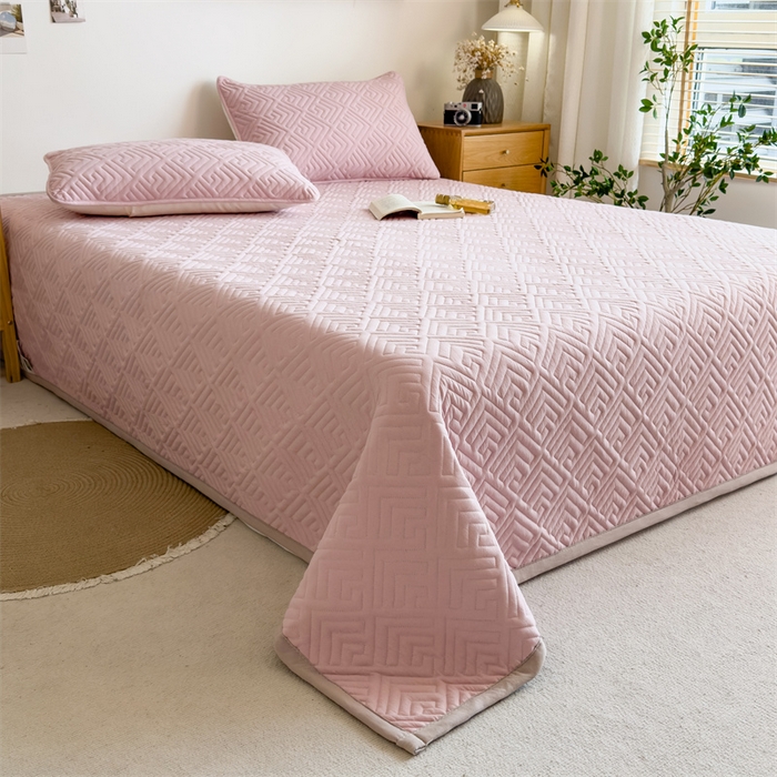 91家纺网 家纺一手货源 找家纺 叠派家纺 2024新款水洗棉回字纹夹棉床盖 山茶粉-奶昔驼