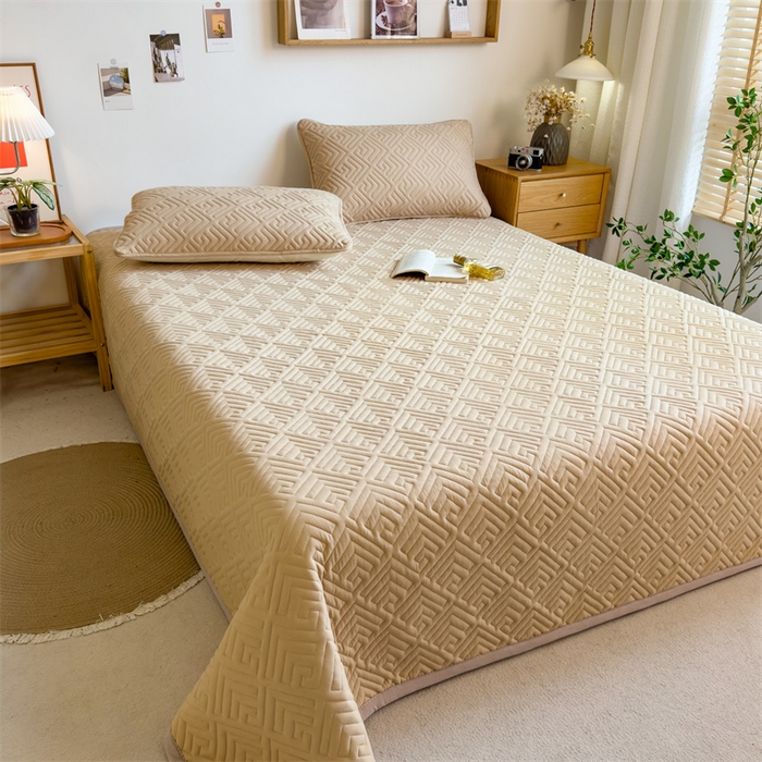 91家纺网 家纺一手货源 找家纺 叠派家纺 2024新款水洗棉回字纹夹棉床盖 素馨咖-奶昔驼