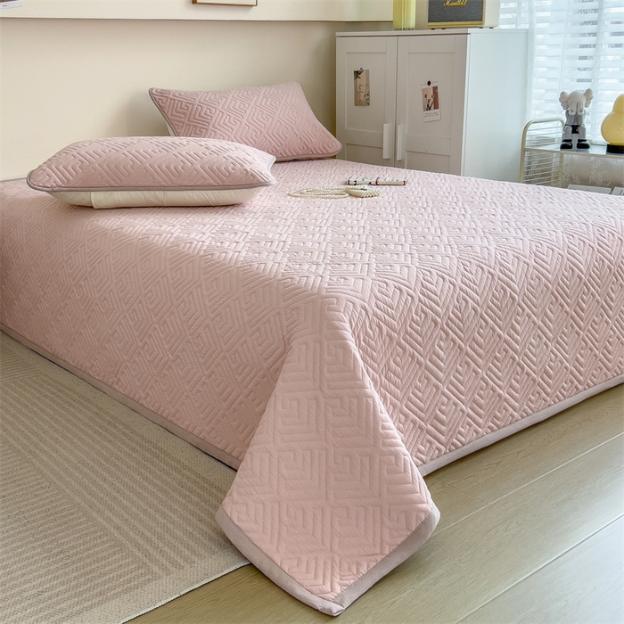 91家纺网 家纺一手货源 找家纺 叠派家纺 2024新款水洗棉回字纹夹棉床盖 冰梅粉-奶昔驼