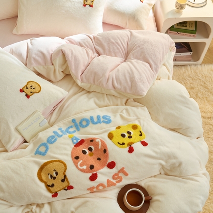 晨曦家纺 2024新款卡通毛巾绣牛奶绒卡通四件套 面包小子